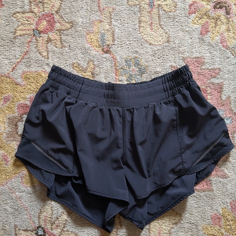 Lululemon 2.5” black hotty hot shorts